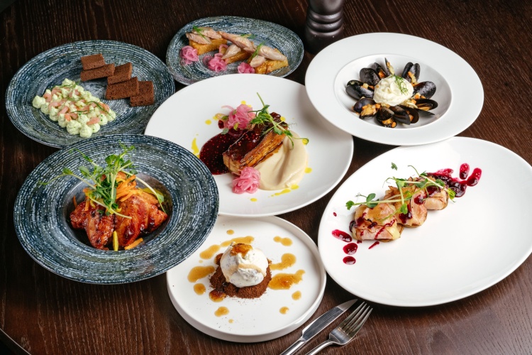 birkaç farklı tabakta farklı yemek sunumları