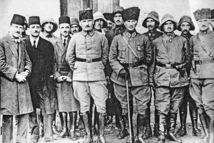 Kurtuluş Savaşı döneminde Mustafa Kemal Atatürk ve silah arkadaşları bir harita üzerinde çalışırken