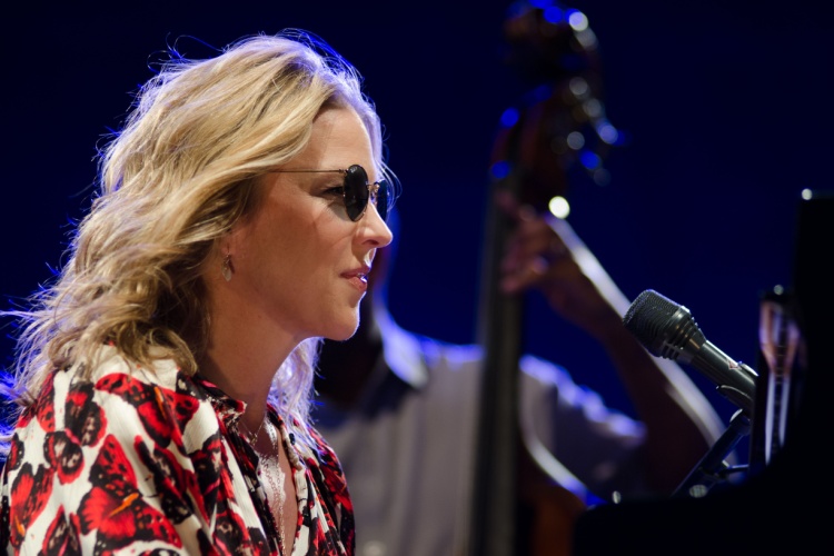 Caz sanatçısı Diana Krall sahnede piyano çalarken