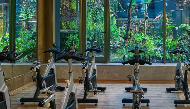 What are the features that should be in a hotel's fitness centre?