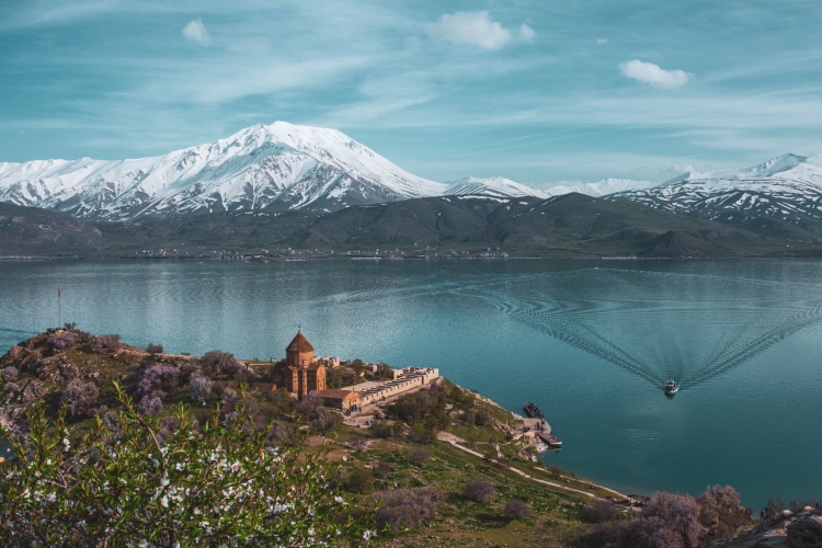 PLACES TO SEE IN AND AROUND LAKE VAN