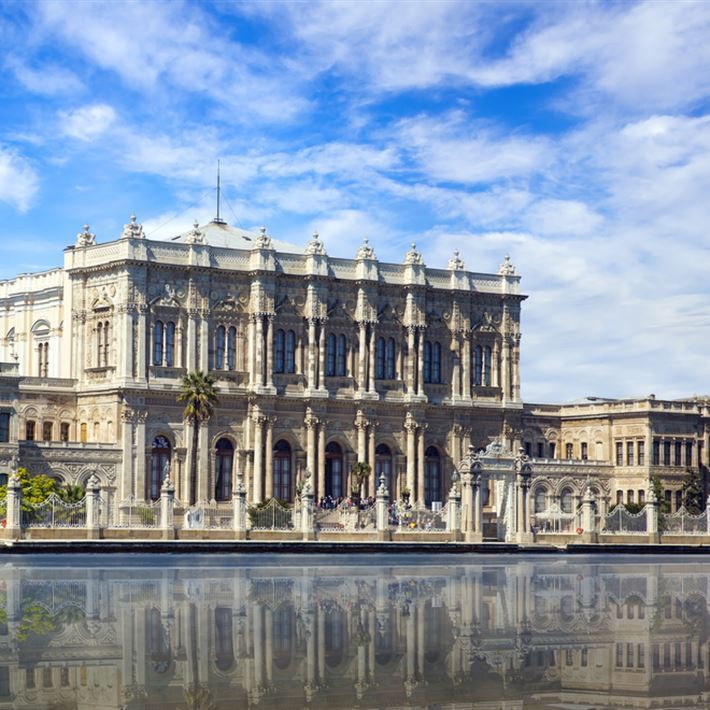 TÜM TÜRKİYE'NİN KALBİNDE AYRI BİR YERİ OLAN DOLMABAHÇE SARAYI'NIN HİKÂYESİ