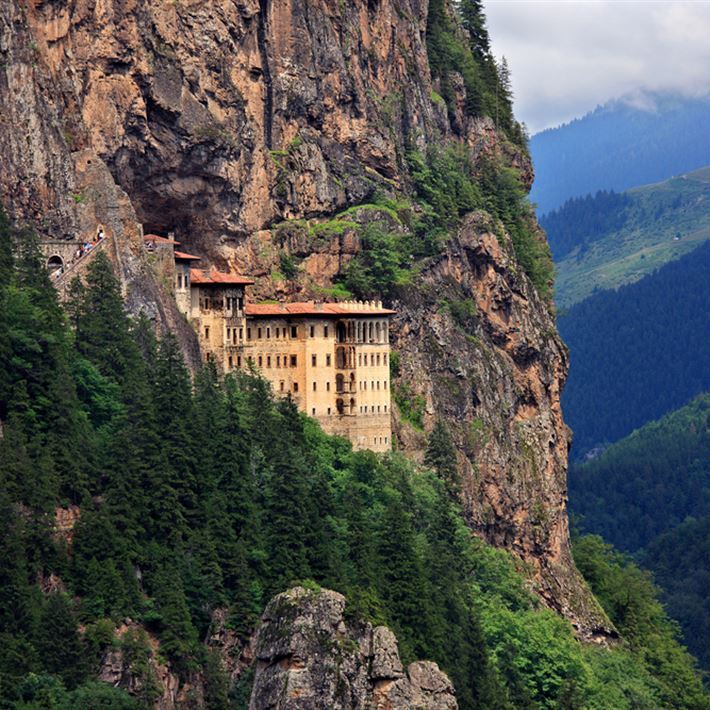 TRABZON'UN HARİKALARINDAN SÜMELA MANASTIRI'NIN TARİHİ VE BİLİNMEYEN HİKÂYESİ